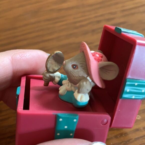 Vtg 1984 Enesco girl mouse in bonnet in a present Christmas tree ornament - Picture 6 of 7